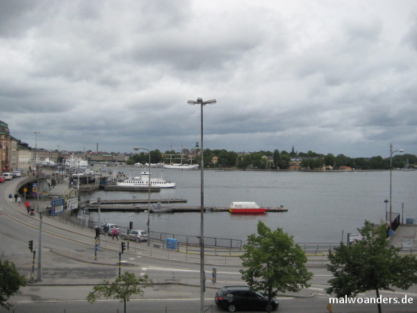 Im Vordergrund die Fähre zur Insel Djurgården. Im Hintergrund das Segelschiff Af Chapmann.