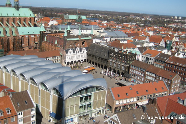 Blick auf Marktplatz und Rathaus