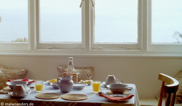 englischen Frühstück mit Meerblick