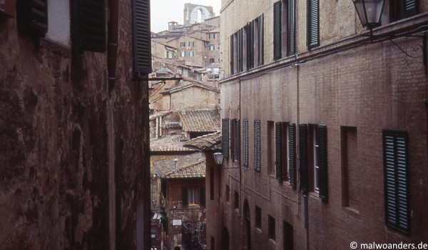 Blick auf die unvollendete Fassade des Duomo nuovo