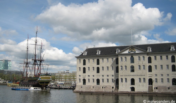 Schifffahrtsmuseum Amsterdam mit dem VOC-Schiff "Amsterdam"