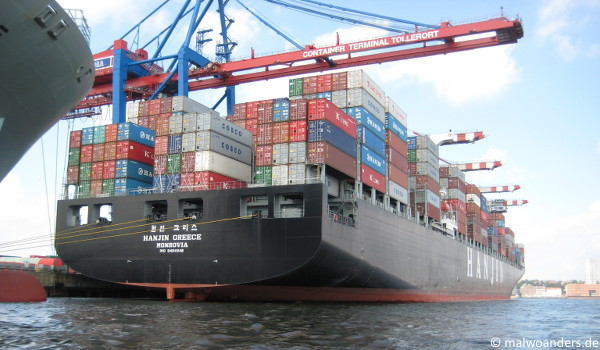 Containerschiff im Hamburger Hafen